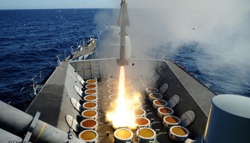لحظة إطلاق صاروخ مضاد للطائرات من سفينة حربية أمريكية (أرشيف)
