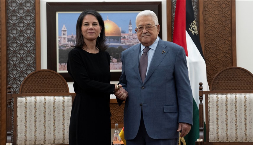  أنالينا بيربوك خلال لقاء مع رئيس السلطة الفلسطينية محمود عباس (رويترز)