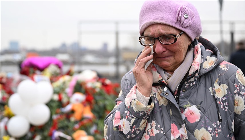 روسية تبكي قرب نصب مؤقت لضحايا تفجير موسكو.