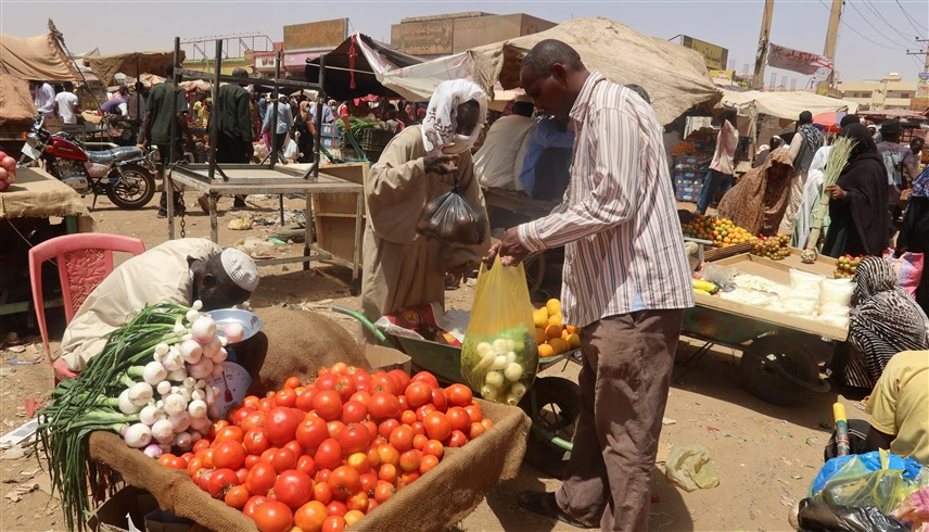 سودانيون يشترون ويبيعون في سوق شعبي متواضع (وكالات)