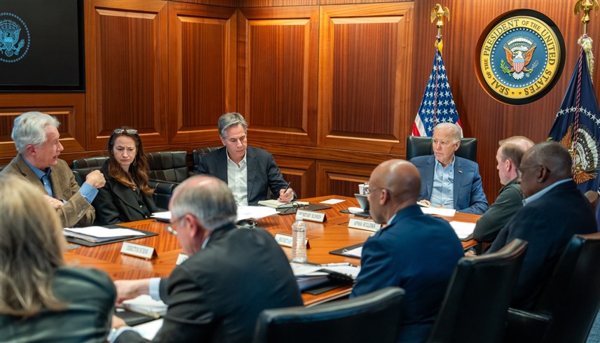 الرئيس الأمريكي جو بايدن مترئساً اجتماعاً للبحث في الضربة الإيرانية.