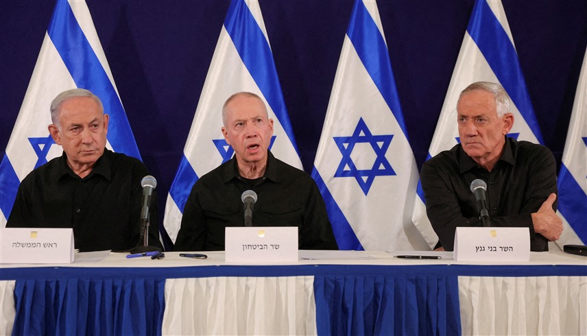 رئيس الوزراء الإسرائيلي بنيامين نتنياهو مع وزير الدفاع يوآف غالانت والوزير بيني غانتس (رويترز)