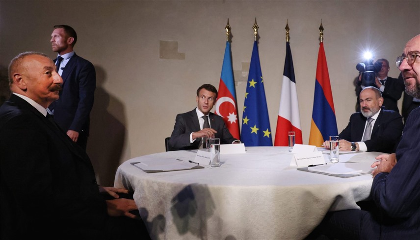 اجتماع سابق بين الرئيس الفرنسي ماكرون ونظيريه الأذري والأرمني (أرشيف)