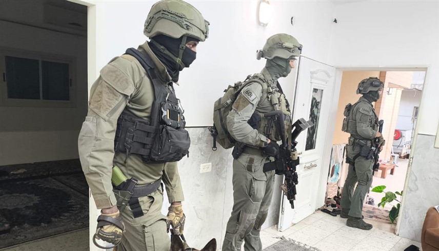 عناصر من الشرطة الإسرائيلية خلال مداهمة منزل شقية هنية جنوب إسرائيل (أرشيف)