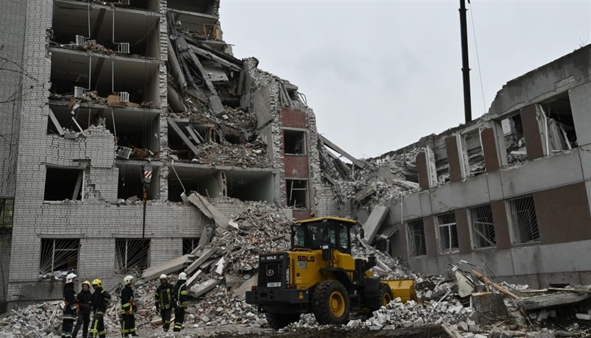 قصف روسي استهدف أحد المباني في أوكرانيا (أ ف ب)