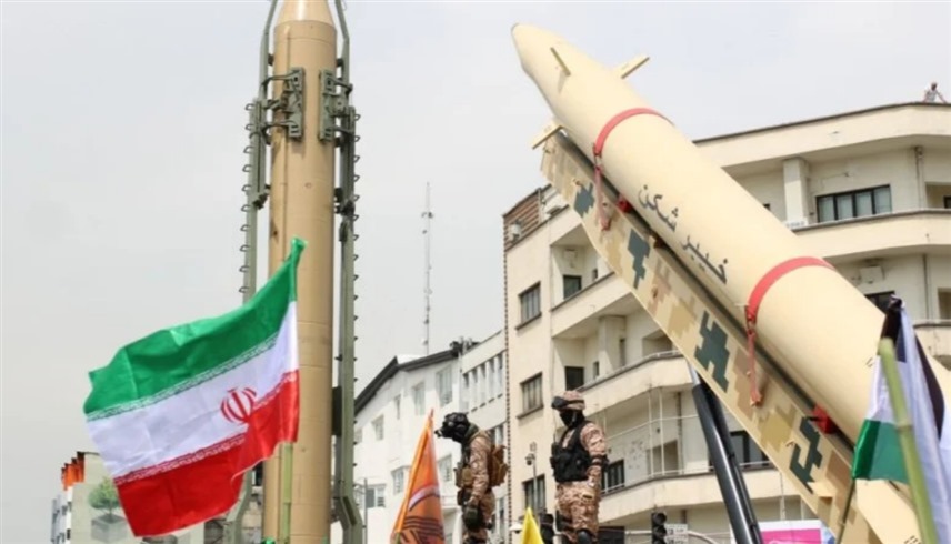 مجسم لصاروخ إيراني في طهران.