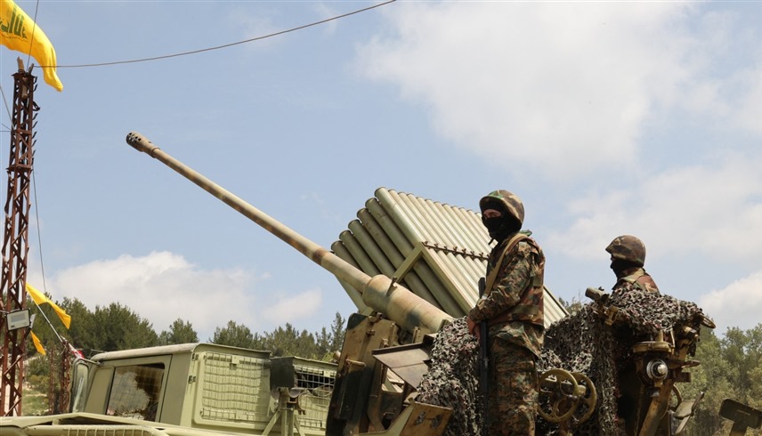 مسلحان في ميليشيا حزب الله فوق راجمة صواريخ (أرشيف)