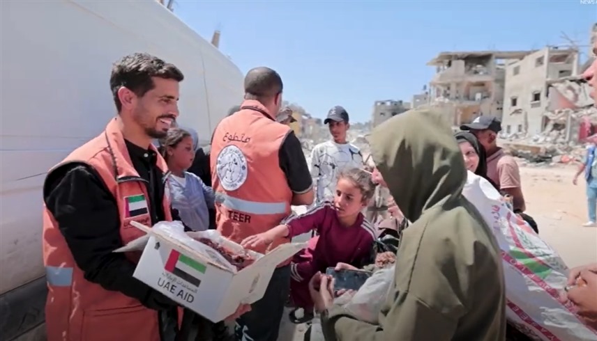 متطوعون في عملية الفارس الشهم 3 يوزعون مساعدات إماراتية على سكان من خان يونس في غزة (اكس)