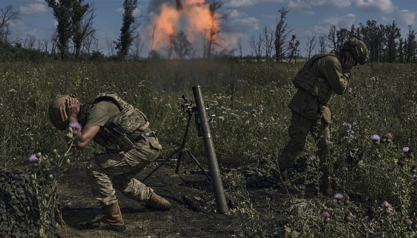 جنود أوكرانيون يطلقون قذيفة هاون  على مواقع روسية في دونيتسك الأوكرانية (أ ب)