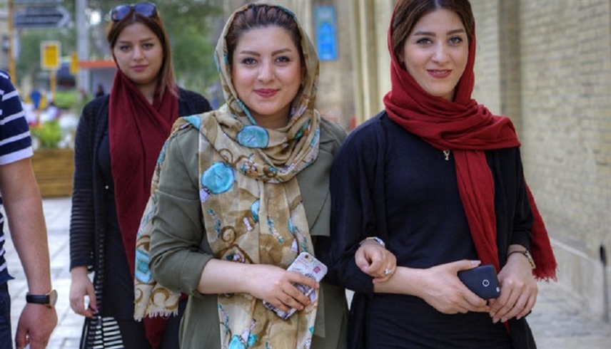 إيرانيات تتحدين الأوامر بوضع الحجاب الإلزامي (أرشيف)