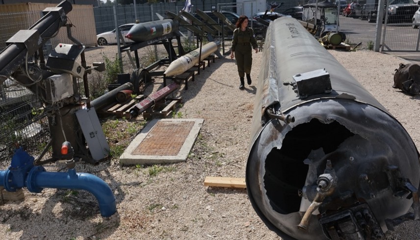 عسكري إسرائيلي قرب صاروخ باليستي إيراني سقط قرب قاعدة عسكرية