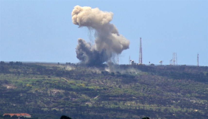 دخان يتصاعد من نقطة عسكرية إسرائيلية استهدفت بصاروخ مصدره جنوب لبنان (أرشيف)