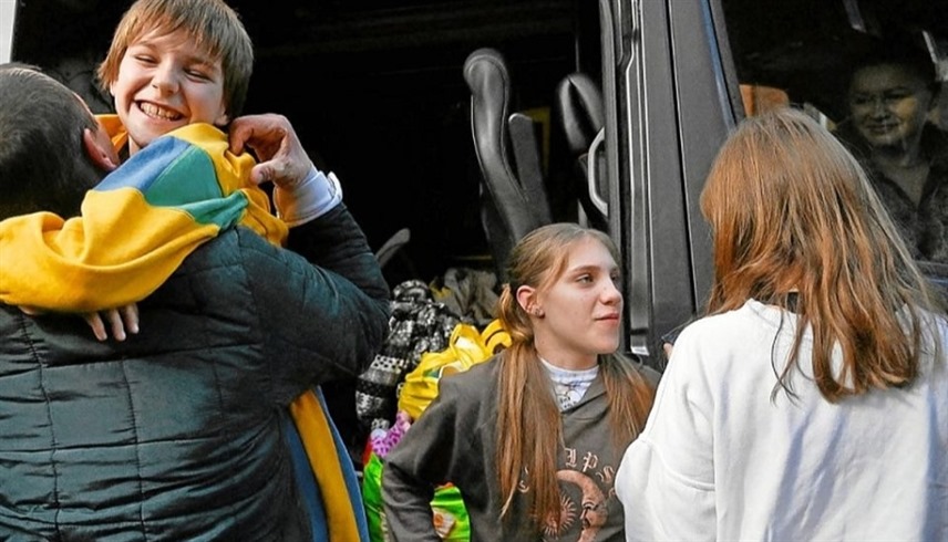 أطفال أوكرانيون يعودون إلى بلادهم بعد تبادل سابق مع روسيا (أرشيف)