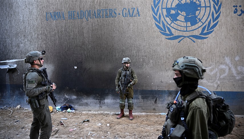 جنود من الجيش الإسرائيلي في محيط مدرسة تابعة للأونروا في غزة (رويترز)