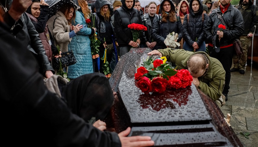 عائلة أوكرانية تشيع جثمان نجلها (وكالات)