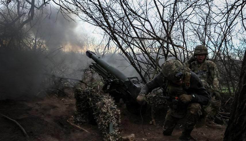 جنديان أوكرانيان يقصفان موقعاً روسياً (أرشيف)