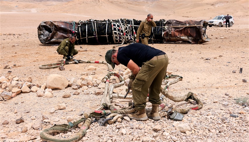 جنود إسرائيليون يفككون صاروخاً إيرانياً (أرشيف)