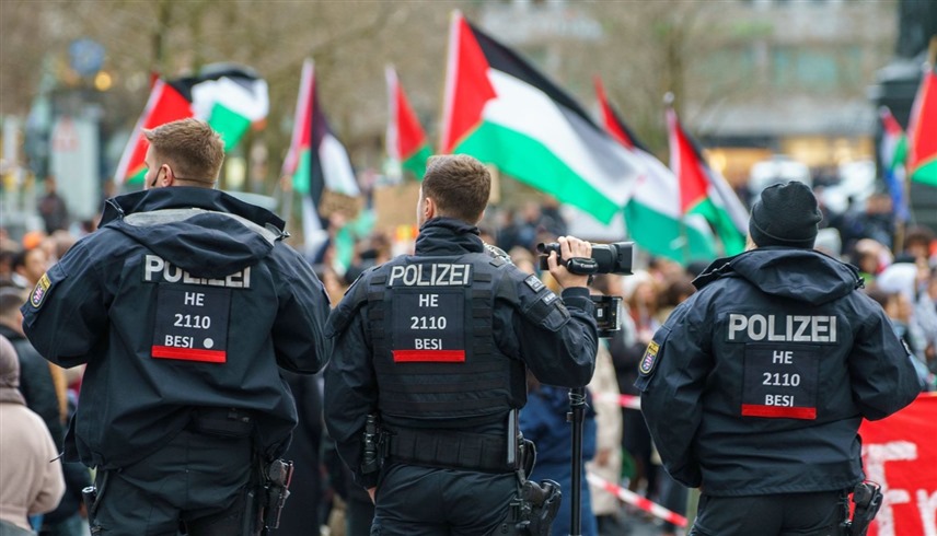 عناصر من الشرطة الألمانية في مواجهة متضامنين مع فلسطين (أرشيف)