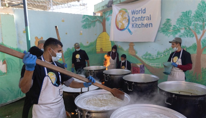 عاملون بالمطبخ المركزي العالمي يجهزون وجبات في غزة (رويترز)