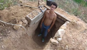 بسبب شجار مع والديه.. مراهق يبني كهفاً تحت المنزل
