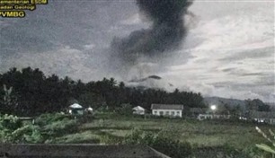 إندونيسيا: توزيع أقنعة واقية على سكان 16 قرية.. بسبب البركان