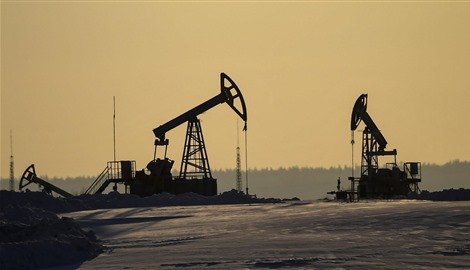 النفط يتراجع مع خفض السوق لعلاوة المخاطر