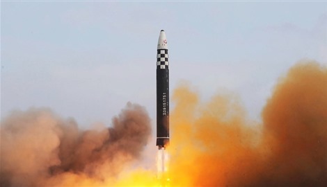 برؤوس حربية "كبيرة جداً".. كوريا الشمالية تختبر صاروخاً جديداً 