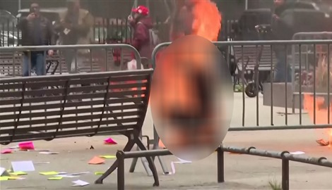 فيديو.. رجل يضرم النار في نفسه أمام المحكمة التي تشهد محاكمة ترامب