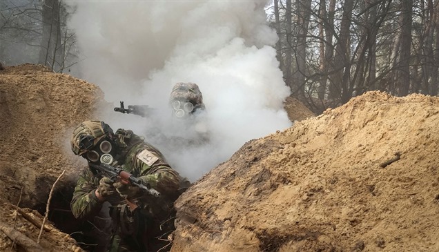 في المعارك بينهما.. روسيا وأوكرانيا تتبادلان الاتهام باستخدام أسلحة كيمائية