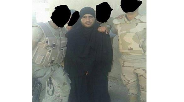 جنود مصريون في سيناء مع "داعشي" نسائي(تويتر)