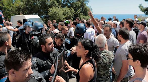 الشرطة الفرنسية تحاول فض الاشتباك بين فرنسيين ومغاربة في كورسيكا بسبب البوركيني في أغسطس (أرشيف)