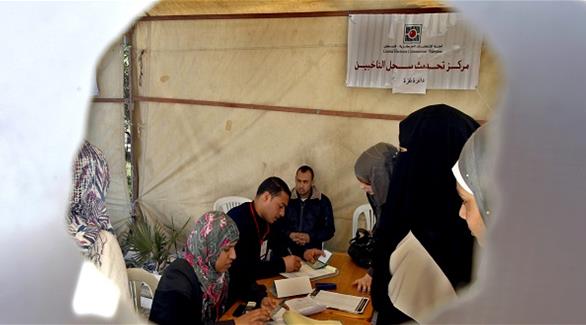 إحدى لجان الانتخابات المركزية لتسجيل الناخبين في غزة (أرشيف)