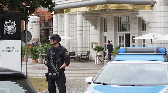 اصطفاف الشرطة أمام الفندق الألماني(أ ب)