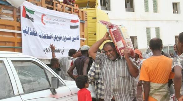 صورة وزعها متطوعون مع هيئة الهلال الأحمر الإماراتي في المهرة لأعمال التوزيع (من المصدر)