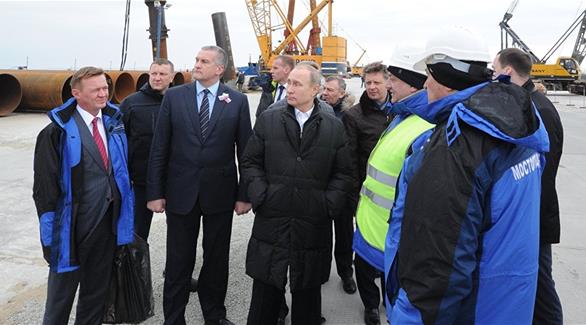 الرئيس فلادمير بوتين يزور مشاريع في القرم بعد ضمها (أرشيف)