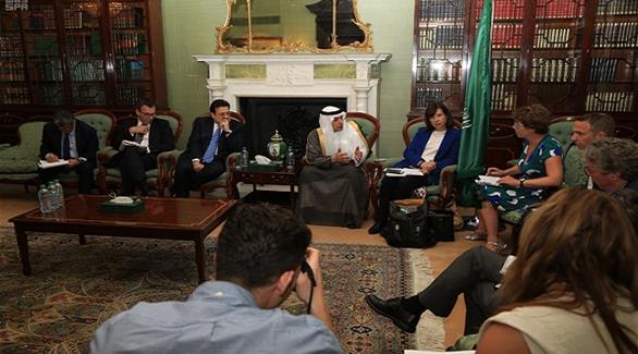 وزير الخارجية السعودية عادل الجبير متحدثاً إلى الإعلام في السفارة السعودية في لندن (وكالة الأنباء السعودية)