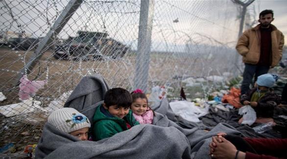 أطفال لاجئون على إحدى الحدود الأوروبية (أرشيف)