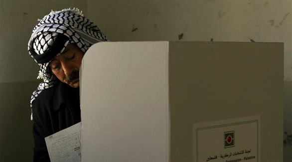 مسن فلسطيني يدلي بصوته خلال إحدى العمليات الانتخابية (أرشيف)