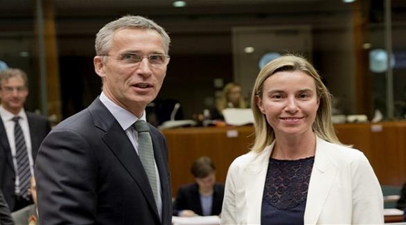 أمين عام الناتو ينس ستولتنبرغ والمفوضة العليا لشؤون السياسة الخارجية بالاتحاد الأوروبي فيدريكا موجيريني (أرشيف)