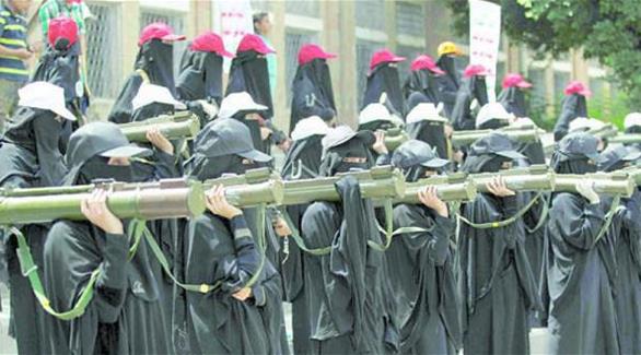 نساء يحملن أسلحة ثقيلة في فعالية مؤيدة للانقلابيين في صنعاء (أرشيف)