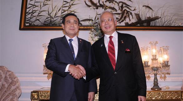 رئيس الوزراء التايلاندي برايوث تشان أو تشا(يسار) نظيره الماليزي نجيب عبد الرزاق(يمين) في لقاء سابق(أرشيف) 