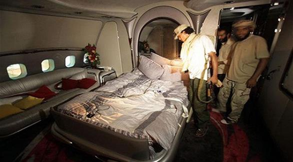 مسلحون ليبيون في طائرة القذافي بعد سقوط نظامه (أرشيف)