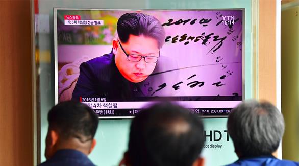 مجموعة من الناس تتابع الأخبار، وبدا زعيم كوريا الشمالية في الصورة بعد الإعلان عن تجارب بلاده النووية (أ ف ب)