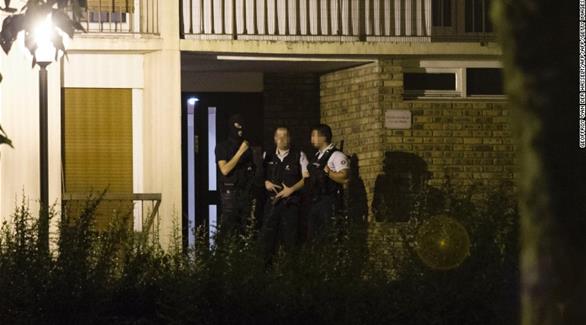 الشرطة الفرنسية تقف خارج بناية بعد القبض على النساء الثلاث(أ ف ب)