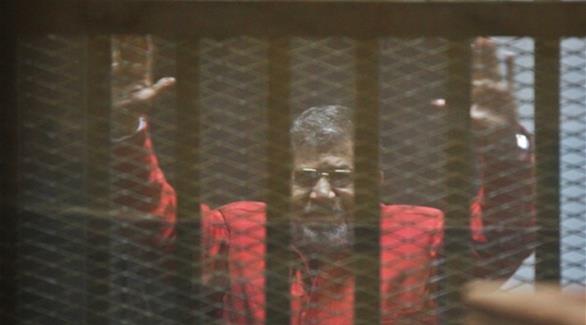 الرئيس الإخواني محمد مرسي خلف القضبان بملابس الإعدام، أحد المتهمين في التخابر الأولى (أرشيف)