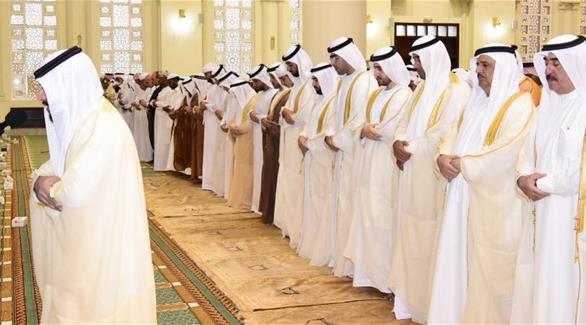 الشيخ سعود بن راشد المعلا يؤدي صلاة عيد الأضحى المبارك بمسجد الشيخ زايد