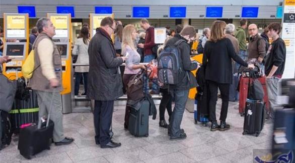 مسافرون في انتظار ختم جوازاتهم في أحد المطارات الأوروبية (أرشيف)