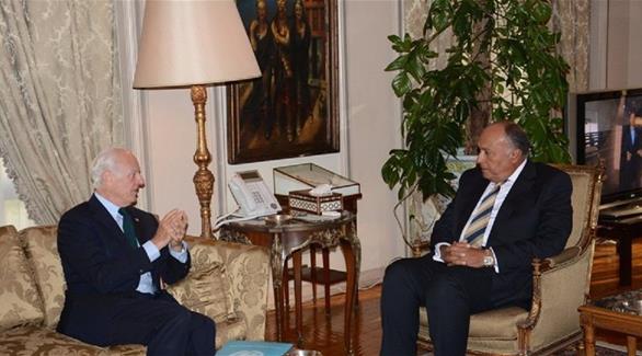 وزير الخارجية المصري سامح شكري والمبعوث الأممي دي ميستورا(أرشيف)