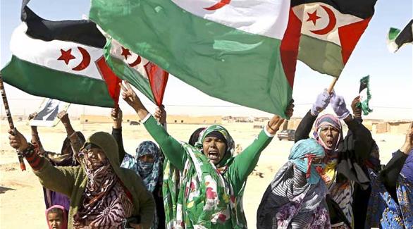 صحراويات يرفعن علم جبهة البوليساريو الانفصالية في جنوب المغرب (أرشيف)