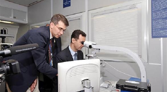 الرئيس بشار الأسد في مختبرطبي (أرشيف)